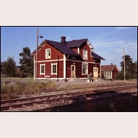 Järnboås station den 26 juni 1973. Dörren till tågexpeditionen skall snart stängas för gott. Om några dagar avbemannas Järnboås och inga tåg ska längre vinkas av här.  Foto: Jöran Johansson. 