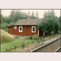 400 Västeråsen 1996,en mycket välskött och trevlig stuga även om de nya fönstren inte passar till stugans i övrigt bevarade exteriör. Foto: Jöran Johansson. 