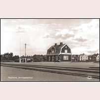 Österbymo station. Att döma av sittsofforna längs långsidan är bilden tagen under persontrafikstiden, dvs senast 1954. Foto: Okänd. 