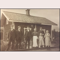 13 Enbergsäng omkring 1914. På bilden ses banvakten Karl Eriksson, hustrun Augusta, sönerna Gustaf, Erik och Viktor samt döttrarna Ester och Hanna.
 Foto: Okänd. 