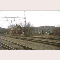 Stenbacken station i oktober 1999. 140 m från stationshuset i riktning mot Abisko ligger ett bostadshus. Till höger syns de järnvägsspår som leder in till en utomhusställverk. Den har långt senare ersatts av ett inomhusställverk i en byggnad av betong.
 Foto: Olle Alm. 