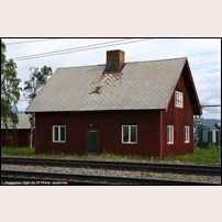 Stenbacken station den 29 juni 2006. Bostadshuset för stationspersonal behövs inte längre för järnvägsdriften. Fönstren är utbytta men i övrigt är huset inte förändrat. Sedan bilden togs har huset och uthuset till vänster rivits. Foto: Peter Sandström. 