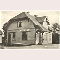 Trädet station på ett vykort postgånget 1938. Stationshuset är det som VCJ uppförde 1906. Foto: Okänd. 