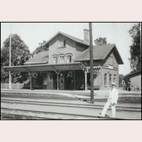 Säffle station. Mannen i sommaruniform är stationsinspektoren Wilhelm Axelsson (1878-1945), stationsföreståndare i Säffle från 1927. Foto: Okänd. 