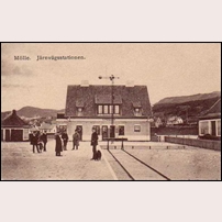 Mölle station något av de första åren. Endast ett fåtal stationer i Sverige har haft stationhuset placerat tvärs spåren på detta sätt. Vykort postgånget 1913. Foto: Okänd. 