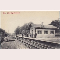 Diö station, med det andra "stationshuset" som placerades på östra sidan av järnvägen, mittemot den första lilla expeditionsbyggnaden. Enligt uppgift ska fotot vara från 1906 (eller postgånget då). Foto: Okänd. 