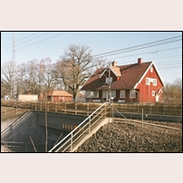 Diö station den 14 mars 2012. I bakgrunden ligger ett uthus av ovanlig modell. Vägporten byggdes som ersättning för den tidigare plankorsningen Diö norra vid km 472,842. Foto: Olle Alm. 