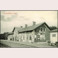 Älmhult station med det 1879 byggda stationshuset i ursprungligt symmetriskt utförande. Foto: Okänd. 