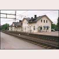 Älmhult station den 7 juni 2009. Den närmaste delen har tillbyggts i efterhand och skickligt fogats till den äldre delen. Foto: Olle Alm. 