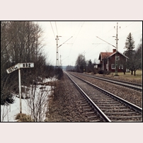 589B Pålsboda vårvintern 2001. Stugan låg en km ut på linjen från Pålsboda station. Det var ovanligt att en banmästarstuga inte låg inne på en station. Foto: Jöran Johansson. 
