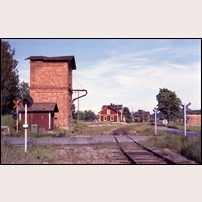 Järnboås station, infarten söderifrån den 25 juni 1973. Taket på vattentornet var i dåligt skick men har sedermera gjorts i ordning. Foto: Jöran Johansson. 