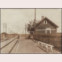 Rystad hållplats Saturday, 3 August 1918 med den gamla hållplatsstugan till vänster och den nya till höger. Bild från Sveriges Järnvägsmuseum. Foto: Okänd. 