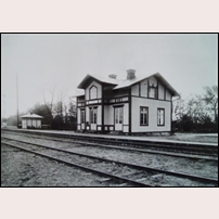 Salstad station vid Uddevalla - Vänersborg - Herrljunga järnväg den 19 oktober 1923. Bild från Järnvägsmuseet. Foto: K.A. Wikner, Vänersborg. 