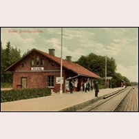 Skåre station med stinsen poserande i ensamt majestät. Bilden avspeglar den rådande statusskillnaden mellan över- och underordnade. Vykort postgånget 1913. Foto: Karl Fredrik Karlsson. 