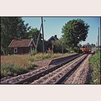 Ingribyn hållplats Tuesday, 5 August 1975. Bortom hållplatsen ligger banvaktsstugan 502 Ingribyn. Foto: Per Niklasson. 