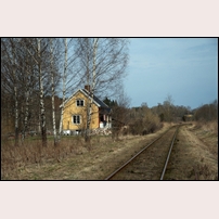 Ingribyn hållplats finns inte mer, men den ommålade banvaktsstugan ligger kvar. Bild Wednesday, 25 April 2012. Foto: Roy Mårtensson. 