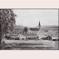 193 Degerfors 1958 eller tidigare. Stugan har ett mycket trevligt läge invid Degerfors, senare Vindelns, kyrka, som härom året utsågs till Sveriges vackraste. Foto: Okänd. 