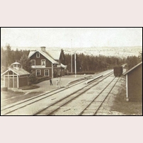 Skattungbyn station, gamla stationshuset som brann 1910. Bilden måste alltså vara tagen senast 1909. Foto: Okänd. 