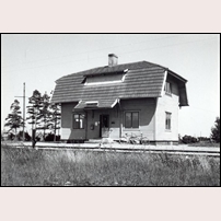 Skärlöv station på en senare bild, troligen från 1950-talet. Fönstren är utbytta och T-semaforen har försvunnit, annars är det sig likt. Bild från Sveriges Järnvägsmuseum. Foto: Okänd. 