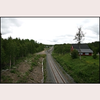 315 Avafors den 25 juni 2008. Stugan ligger högt och bevakar den östra infarten till Avafors station. Foto: Peter Sandström. 