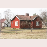 426 Söderåkra den 14 april 2013, spårsidan och västra gaveln. Den högra delen ursprunglig, den vänstra delen hitflyttad från Ekaryd 1939-40.  Foto: Olle Alm. 