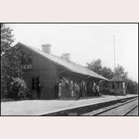 Aneby station 1902. Stationshuset byggdes ursprungligen i en våning, i likhet med övriga stationer på sträckan Tranås - Nässjö, dvs Gripenberg, Frinnaryd, Flisby och Solberga.  Foto: Okänd. 