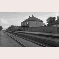 Kvidinge station den 1 september 1925, nya stationshuset närmast med det gamla i bakgrunden. Bild från Sveriges Järnvägsmuseum. Foto: Okänd. 