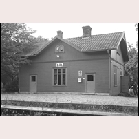 Bäl station omkring 1957. Bild från Sveriges Järnvägsmuseum. Foto: Olof Sjöholm. 