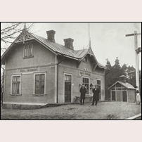 Gotlands Hässelby på en bild från 1930-talet. Mannen till höger skall vara Olof Hoffman. Bilden från Sveriges Järnvägsmuseum. Foto: Okänd. 