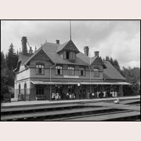 Snyten station på 1910-talet. Bilden som kommer från Sveriges Järnvägsmuseum anges vara tagen av Ingeborg Bellamer, Krylbo men stämmer det? Det verkar vara ett okänt namn. Foto: Okänd. 