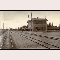 Ålem station omkring 1900. Bilden är troligen tagen samtidigt med den föregående (jämför personerna på plattformen). Bild från Sveriges Järnvägsmuseum. Foto: Okänd. 