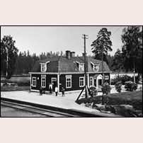 Ändebol station 1920-tal. Stationshuset liknar onekligen inget annat. Bild från Sveriges Järnvägsmuseum. Foto: Okänd. 