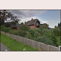 554 Vombsjön. Den närmaste delen av huset är den ursprungliga banvaktsstugan, medan den bortre delen är en tillbyggnad. Bild från Google Maps. Foto: Okänd. 