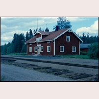 Gravendal station den 16 augusti 1970. Gravendal var Säfsnäs järnvägs största mellanstation, vilket återspeglar sig i det pampiga stationshuset. Foto: Jöran Johansson. 