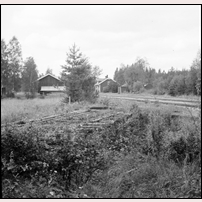 Gravendal station den 16 augusti 1970. Bilden är tagen söderifrån och närmast syns vändskivan som ligger delvis över marken. Foto: Jöran Johansson. 