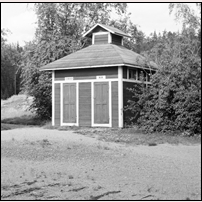Gravendal station den 16 augusti 1970. Bekvämlighetsinrättningen eller afträdet som det lär ha betecknats då det byggdes har avdelningar för Qvinnor och Män. Foto: Jöran Johansson. 