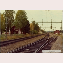 Ljuså station. Det röda huset närmast till vänster är banmästarstugan nr 385B. Bild från Sveriges Järnvägsmuseum. Foto: Okänd. 