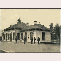 Berga station, nya stationshuset byggt 1898. Bilden är tagen före 1903 då det byggdes på med ytterligare en våning. Foto: Okänd. 