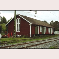 Nälden station den 18 augusti 1998 med det fina godsmagasinet. Foto: Jöran Johansson. 