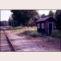 Hjulsjö station den 26 juni 1973. Det gamla våghuset ligger kvar men inga fler godsvagnar ska vägas här. Foto: Jöran Johansson. 