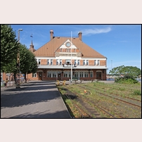 Oskarshamn station den 9 september 2012 med sitt ståtliga stationshus, ett av Sveriges finaste. Foto: Olle Thåström. 
