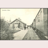 Polcirkeln station som ny omkring 1900. Till vänster om stationshuset syns ett bostadshus för trafikavdelningens personal, på den tiden kallat boställshus. Byggnaden finns kvar än i dag. Foto: Okänd. 