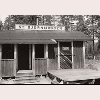 Stora Björnmossen hållplats okänt år efter 1935, då den här kuren ersatte en äldre och mindre. Olle Thåström har bidragit med bilden. Foto: Okänd. 