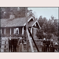 157 Över Järva omkring 1910. Fotot är uppenbarligen taget vid samma tillfälle som föregående bild, men här finns med ytterligare en man (okänd) och en telefonstolpe.  Foto: Okänd. 