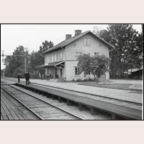 Åshammar station den 20 september 1944. Mannen med signalstaven ("stinsspaden") är stationsmästare Gustaf Ericson, f. 1887, som mellan 1943 och 1947 förestod stationen. Bild från Sveriges Järnvägsmuseum. Foto: Okänd. 