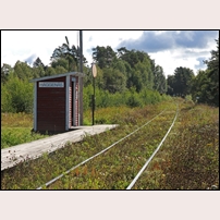 Häggenås station har reducerats till en liten öppen väntkur med en enkel träplattform och spåret hålls inte i samma skick som när det fanns banvakter som ansvarade för att hans egen sträcka var minst lika välskött som den intill. Bilden tagen den 19 augusti 2013. Foto: Olle Thåström. 