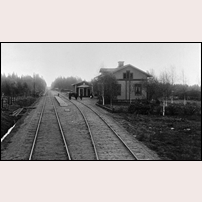 Stumsnäs station 1903. Bild från Sveriges Järnvägsmuseum. Foto: Okänd. 