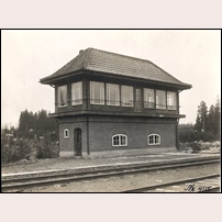 Diö station, det prydliga ställverkshuset, byggt omkring 1915. Bild från Sveriges Järnvägsmuseum. Foto: Okänd. 