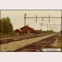 Storträsk station, troligen på 1960-talet. Ställverket har blivit halvt inbyggt, annars har inte mycket hänt. Bild från Sveriges Järnvägsmuseum. Foto: Okänd. 