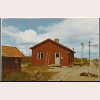 Storträsk station. Bilden är förmodligen tagen i början av 1970-talet. Ställverket är borttaget, men plattformen och lastrampen finns kvar. Snart ska fjärrblockering införas. Bild från Sveriges Järnvägsmuseum. Foto: Okänd. 